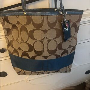 Coach tote with charm - Measurements in pictures.